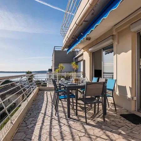 Apartment 3-br Terrace Steps From Beaches