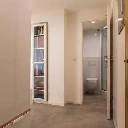 3-br Terrace Steps From Beaches Apartment *