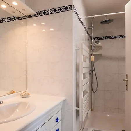 3-br Terrace Steps From Beaches Apartment *