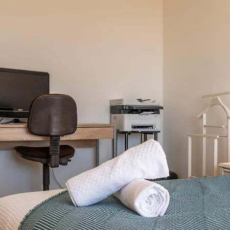 Apartment 3-br Terrace Steps From Beaches *