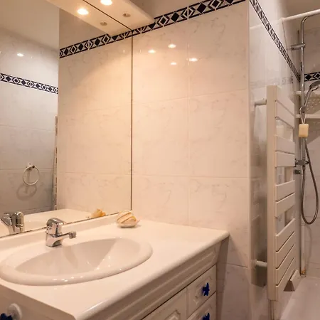 3-br Terrace Steps From Beaches Apartment