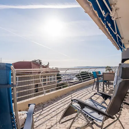 Apartment 3-br Terrace Steps From Beaches
